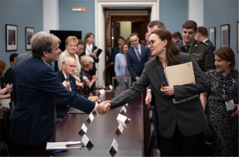 Quigley shakes hands with Ukrainian PM 